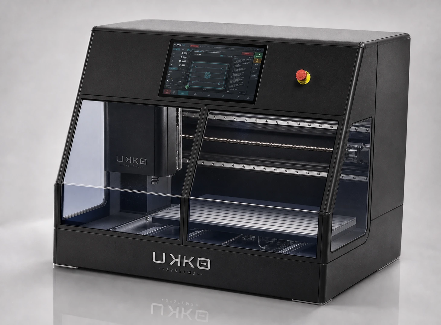 Solution d&rsquo;usinage UKKO de trois quarts : capot noir, écran tactile ILMARI, arrêt d&rsquo;urgence, table aluminium et carters vitrés.