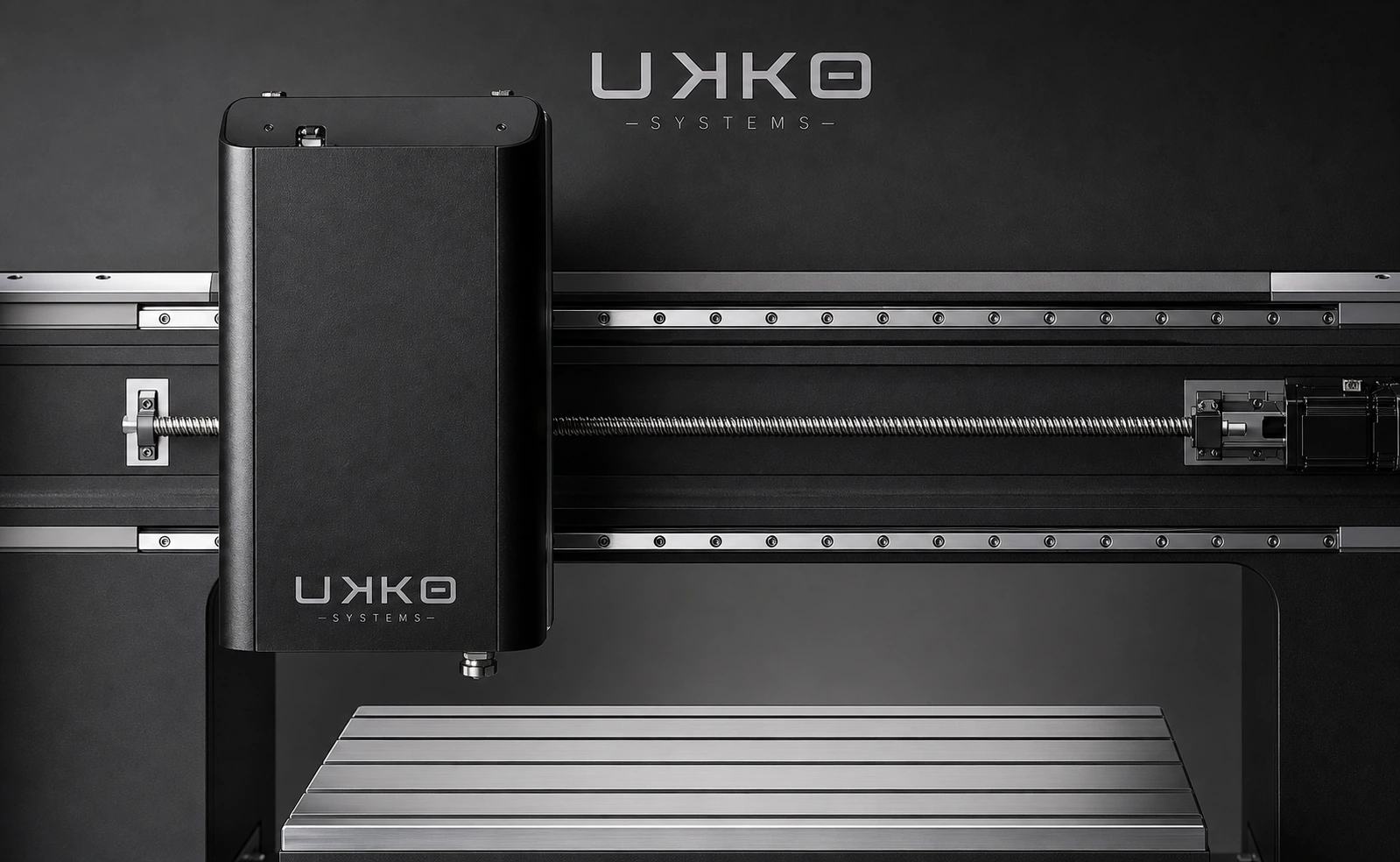 Portique de la solution d&rsquo;usinage UKKO : chariot Z en acier rectifié, rails linéaires et vis à billes au-dessus de la table aluminium.